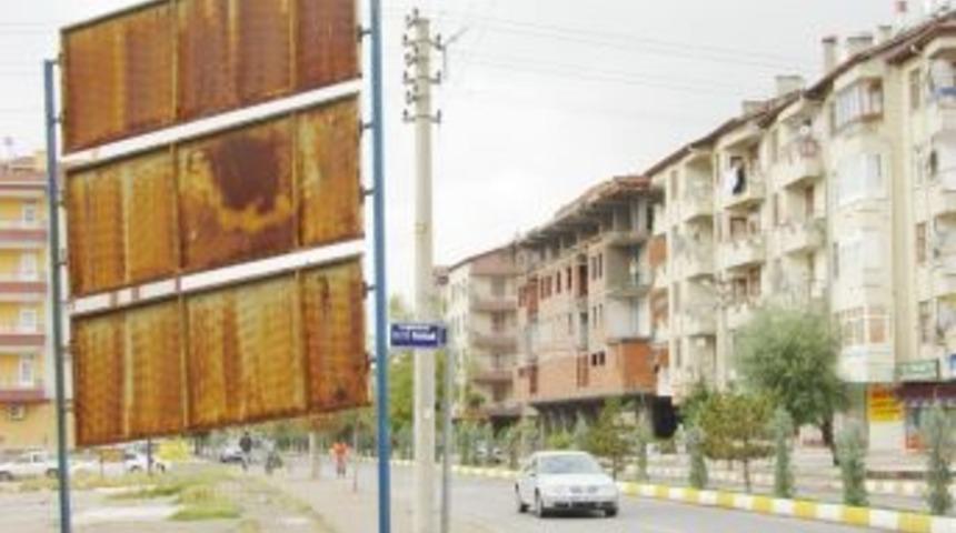 Şehirde G&ouml;rsel Kirliliğe Neden Olan Levhalar Ortadan Kaldırılıyor