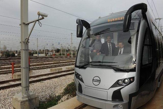 Yerli Tramvayın Sürücü Koltuğunda Bir Bakan