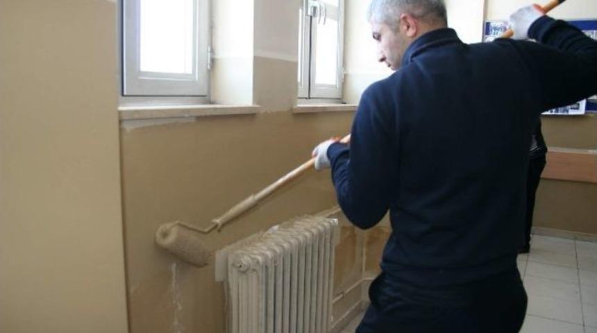 Kars&rsquo;ta &Ouml;ğretmen Ve Veliler Okullarını Boyuyor