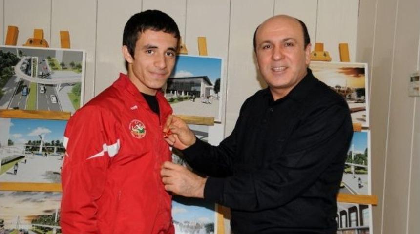 Başkan Ok'tan Başarılı Sporcuya &Ouml;d&uuml;l