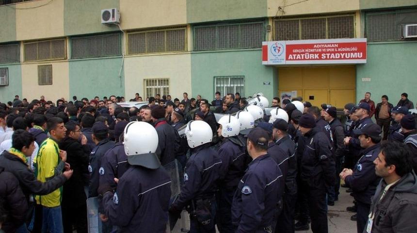 Adıyamanspor Taraftarından, Milletvekilleri Ve B&uuml;y&uuml;kaslan&rsquo;a Istifa Protestosu