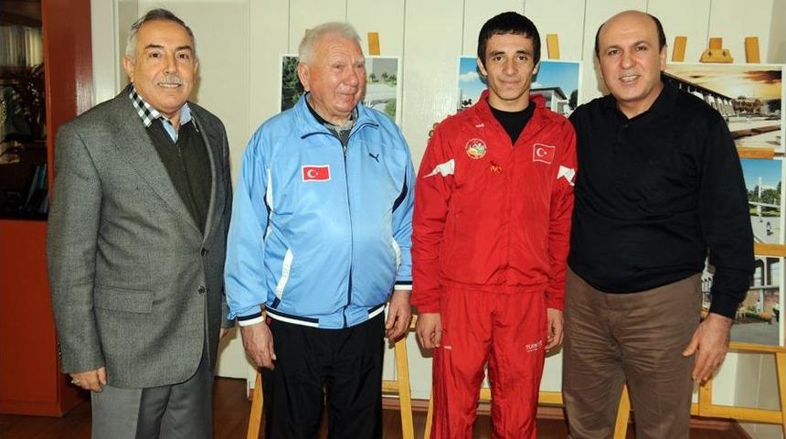 Balıkesir Belediye Başkanı Ok, Başarılı Sporcuyu Altınla &Ouml;d&uuml;llendirdi