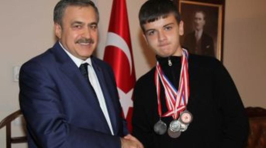 Bakan Eroğlu, D&uuml;nya Şampiyonu Hemşehrilerini Kabul Etti
