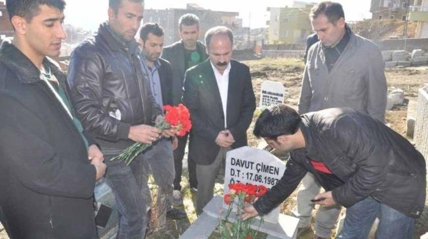 Yangında &Ouml;len Gazeteci Mezarı Başında Anıldı
