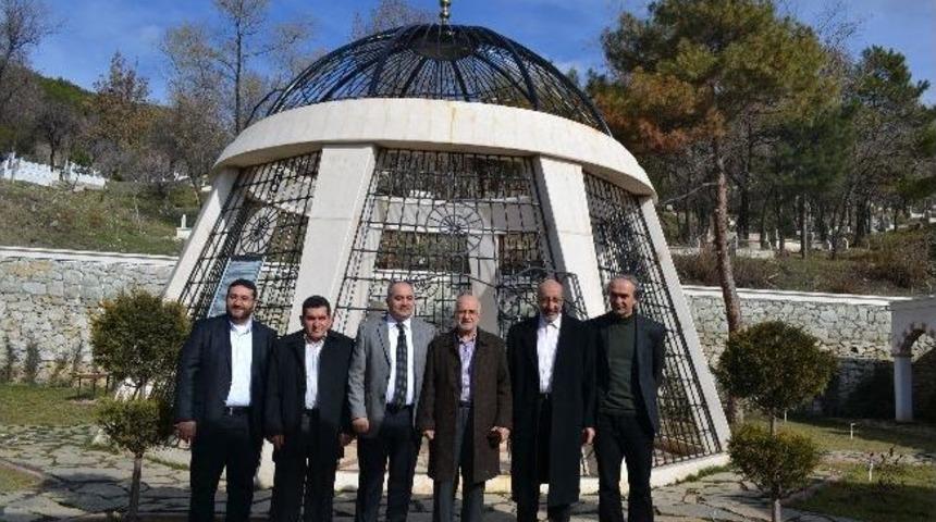 Dilipak Ve T&uuml;rkmen&rsquo;den Atıf Hoca&rsquo;nın Mezarına Ziyaret