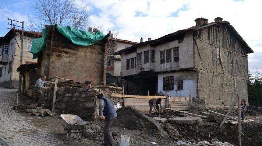 İskilip Evlerinin Restoresi S&uuml;r&uuml;r&uuml;yor