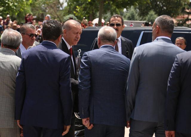Erdoğan, TBMM Başkanı ve kabine üyeleriyle Hacı Bayram'da cuma namazı kıldı