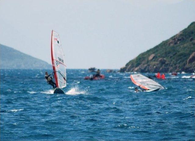 Şiddetli Fırtına Nedeni İle Yelken Yarışlarına Ara Verildi 2