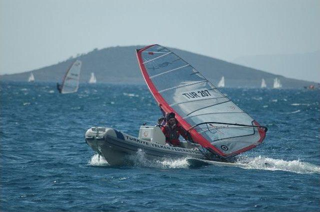 Şiddetli Fırtına Nedeni İle Yelken Yarışlarına Ara Verildi 3