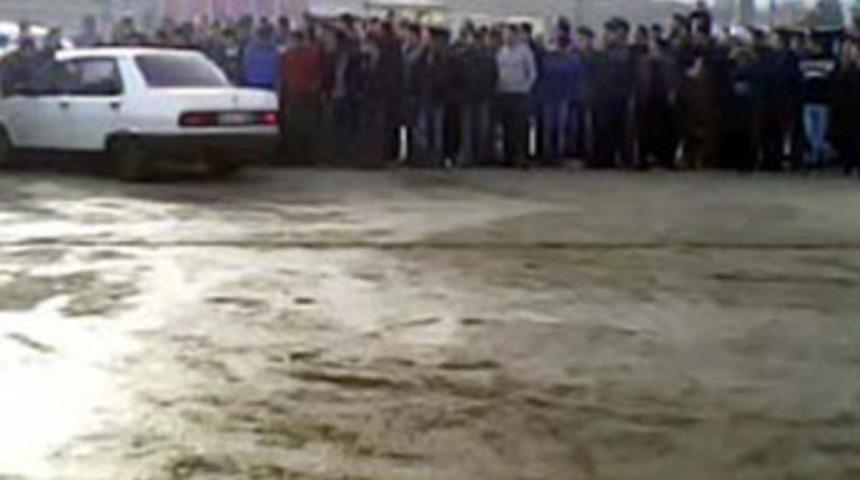 Tuning şovunda otomobil seyircilerin arasına daldı