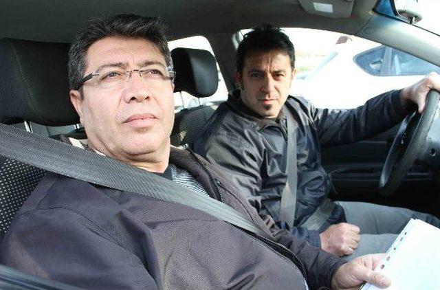 Ehliyetine El Konulunca Şoför Tuttu 2