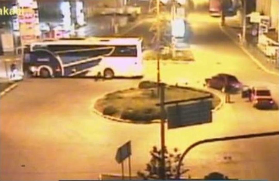 Otomobilin Otob&uuml;se &Ccedil;arpma Anı Mobesa Kameralarına B&ouml;yle Yansıdı