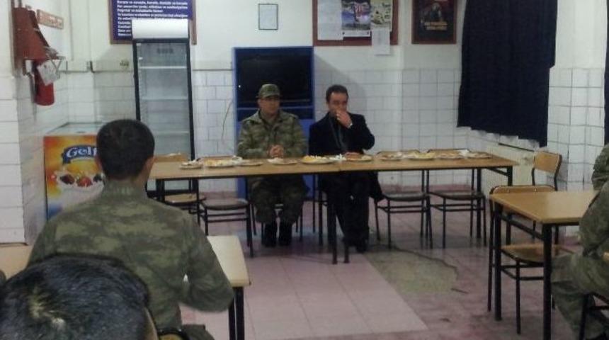 Kaymakam Erkan&rsquo;dan Askerlere Ziyaret