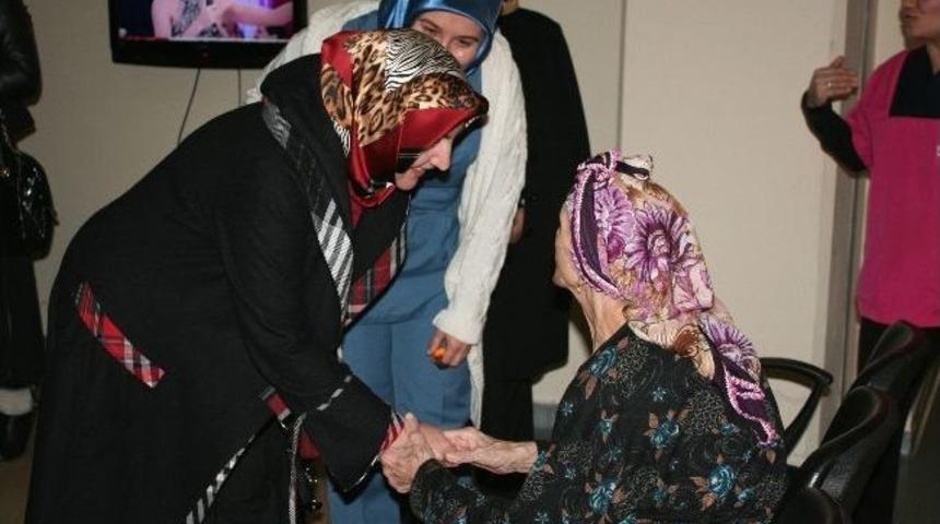 Vali Yılmaz&rsquo;ın Eşi Aysel Yılmaz, Huzurevinde Yaşlıları Ziyaret Etti