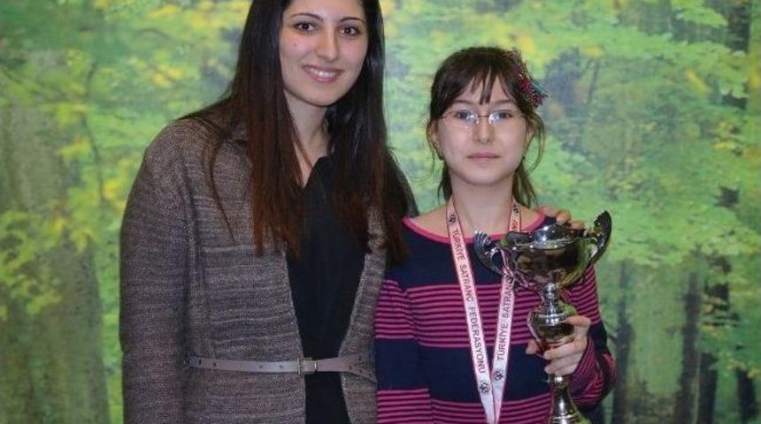 Defne Şampiyonluğa Doymuyor