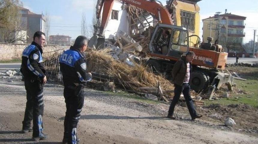 Aksaray'da Metruk Binaların Yıkımı S&uuml;r&uuml;yor