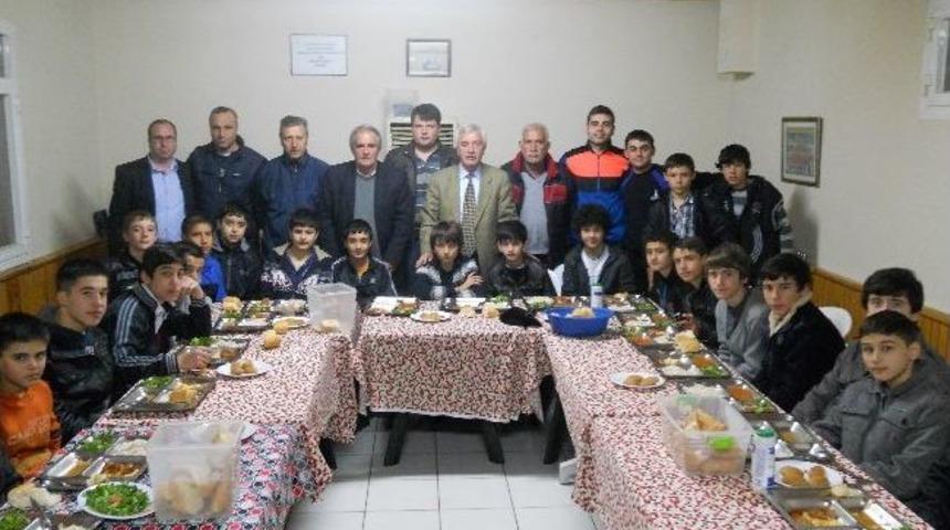 &Ouml;demiş Belediyespor U14 Takımına Moral Yemeği