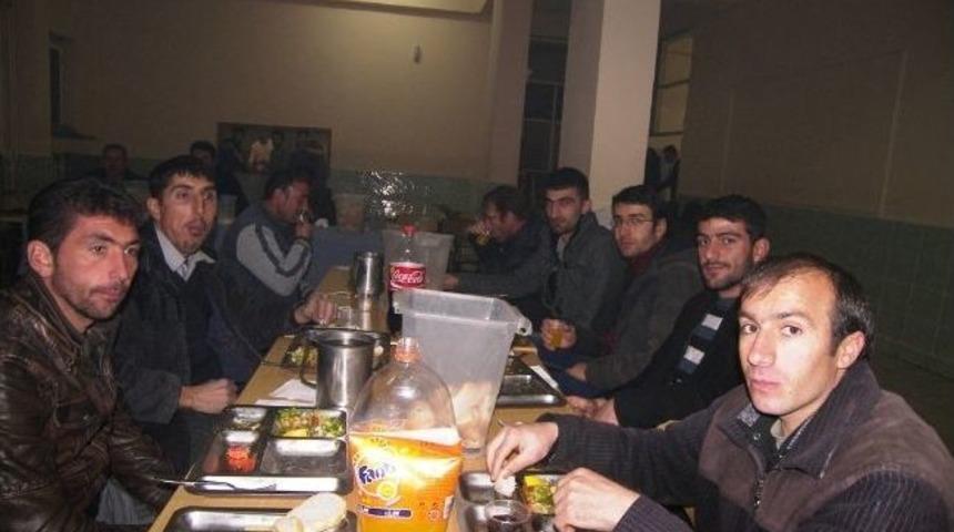 Narman Belediye Başkanı İşleyen Belediyede &Ccedil;alışan İş Kur Personeline Yemek Verdi