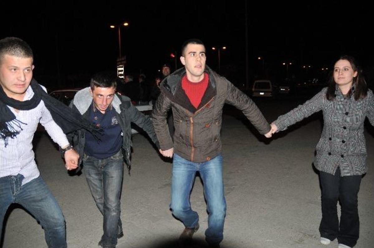 Askerler Dualar Ve Halaylarla Uğurlandı