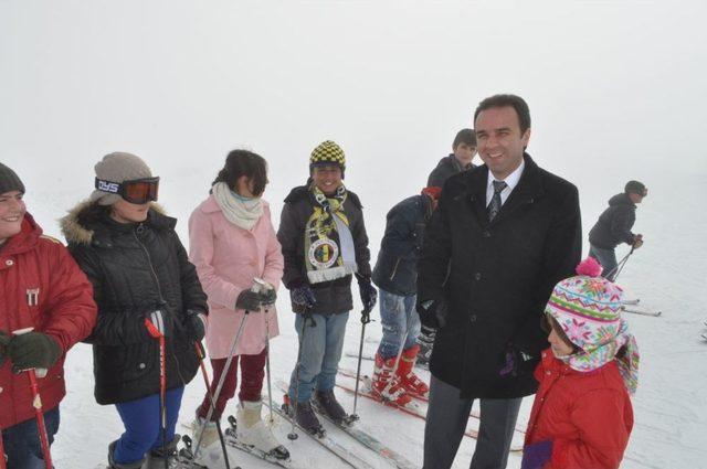 İhtiyaç Sahibi Başarılı Öğrenciler, Kayak Eğitimi Ile Ödüllendirildi