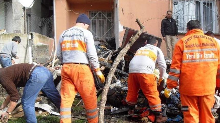 Yanan Evi Belediye Ekipleri Temizledi