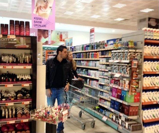 Pinto Kız Arkadaşıyla Alışverişte 1