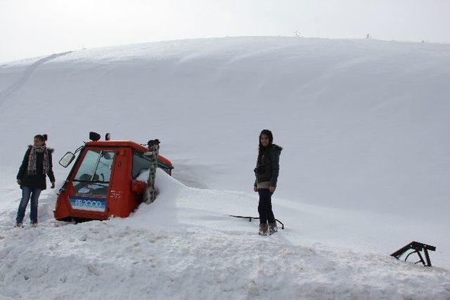 Erzurum’da Tipiden Araç Kara Gömüldü