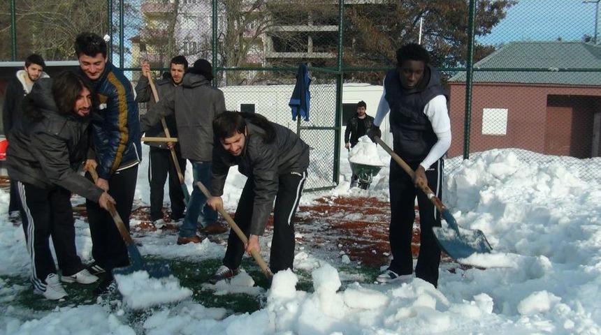 Bitlis'te Sahadaki Karları Futbolcular Temizliyor