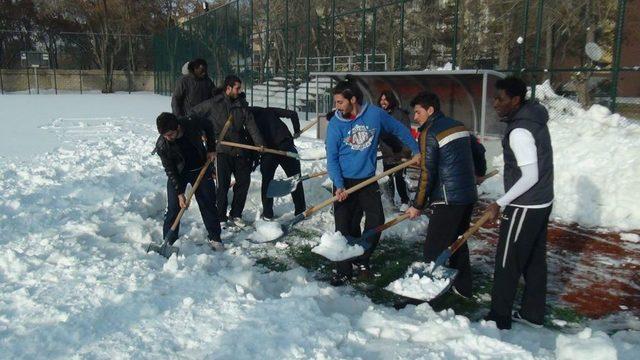 Bitlis'te Sahadaki Karları Futbolcular Temizliyor