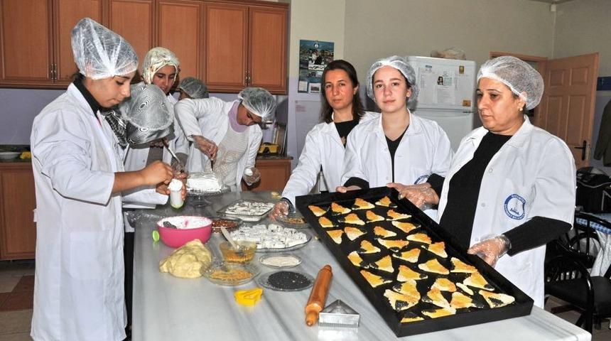Gaziantepli Ev Hanımlarından Pasta-bisk&uuml;vi Kursuna Yoğun Ilgi