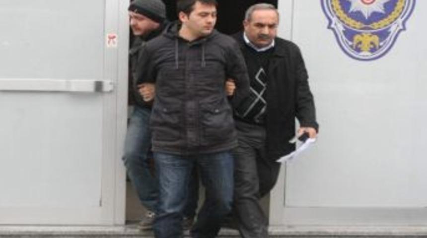 Arkadaşını Bı&ccedil;aklayan Şahıs