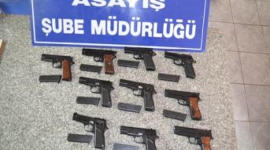 Rize'de "dur" İhtarına Uymayan Ara&ccedil;tan 10 Adet Ka&ccedil;ak Silah &Ccedil;ıktı