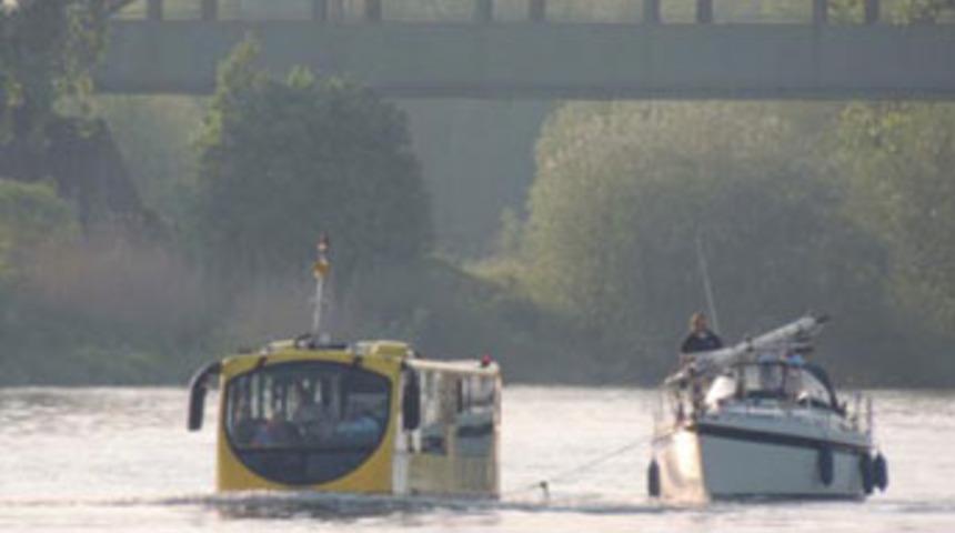 Hali&ccedil;'e y&uuml;zen otob&uuml;s geliyor!