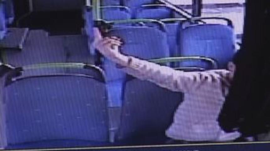 Kameraya Yakalanan &Ccedil;ocuklar &Ouml;nce Oynadı, Sonra Paraları Alıp Uzaklaştı