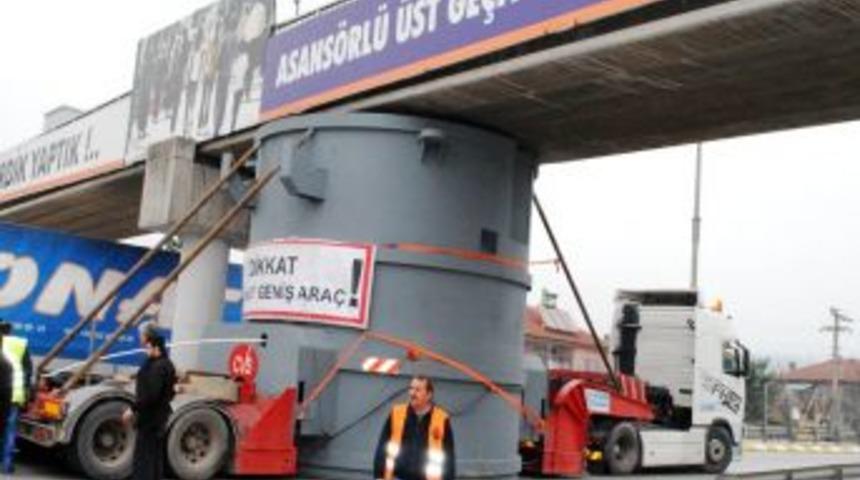 TIR'ın Taşıdığı Kazan Yaya &Uuml;st Ge&ccedil;idine Takıldı