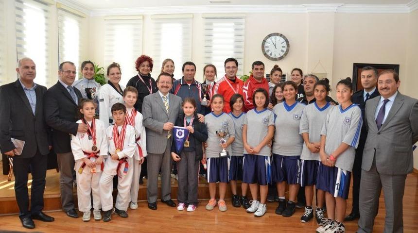 Polis Spor G&uuml;c&uuml; Kul&uuml;b&uuml; Ekibi, Kupayı Emniyet M&uuml;d&uuml;r&uuml; Sağlam&rsquo;a Verdi