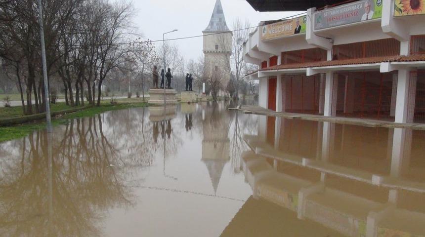 Tunca Nehri'nde Sular Y&uuml;kselmeye Devam Ediyor