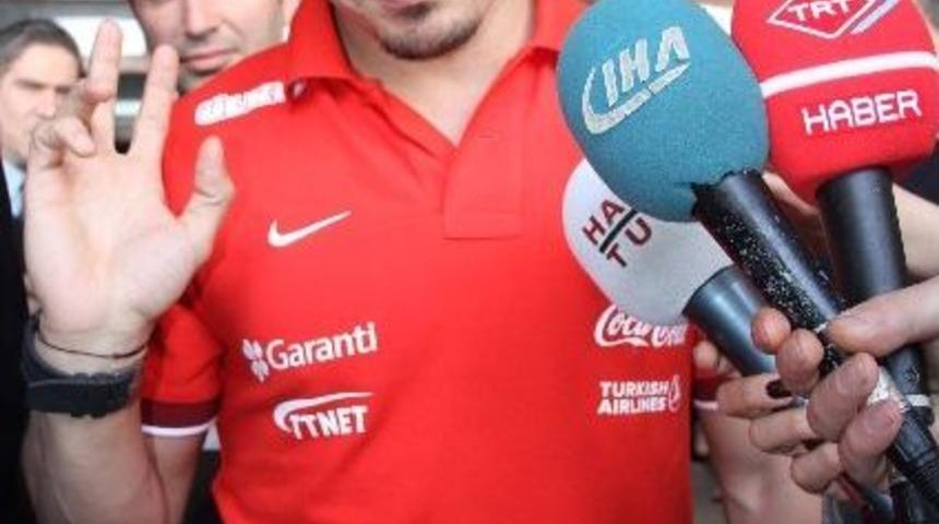 Bel&ouml;zoğlu, Milli Forma İle İzmir Adliyesinden Ayrıldı