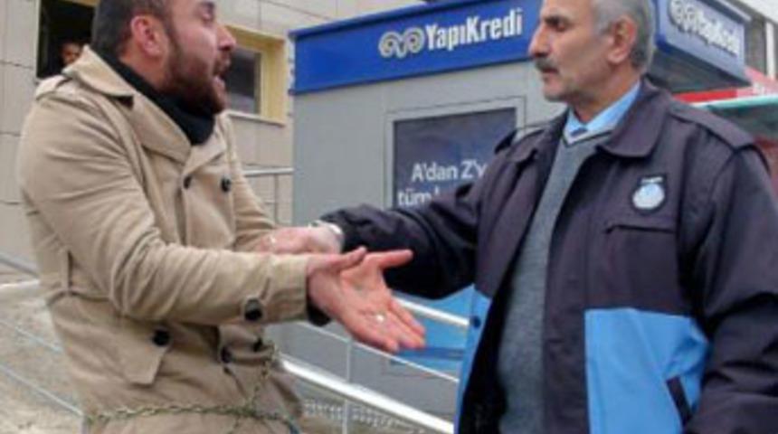 İş bulamadı, kendini zincire bağladı