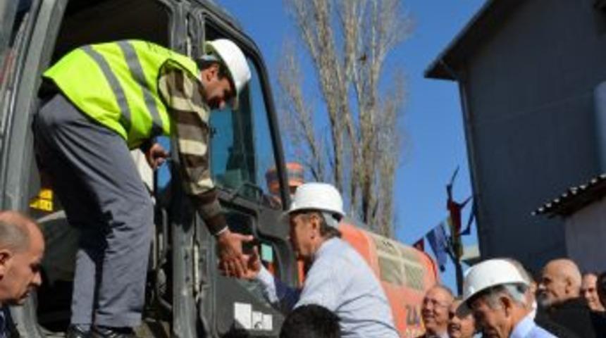 Bayrampaşa'da Kentsel D&ouml;n&uuml;ş&uuml;m&uuml;n Startını Topbaş Verdi