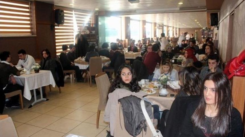 Başkan &Uuml;rg&uuml;p, Sivaslı &Uuml;niversite &Ouml;ğrencileriyle Kahvaltıda Buluştu