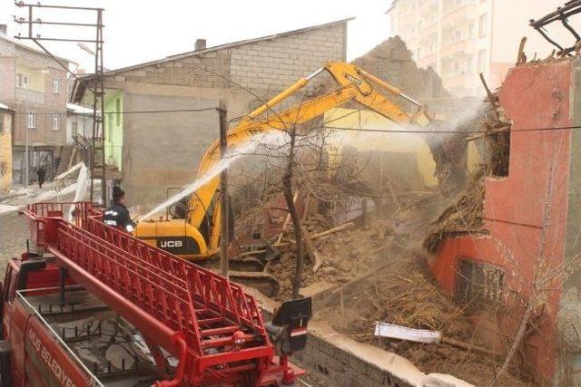 Muş'ta Tehlike Oluşturan Bina Yıkıldı