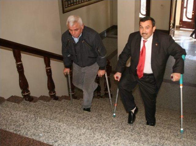 Yozgat’taki Engelliler Valiliğe Asansör Yaptırılmasını İstiyor 1