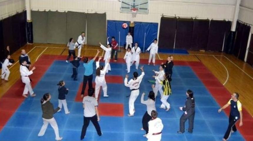 Aile Boyu Taekwondo &Ouml;ğreniyorlar