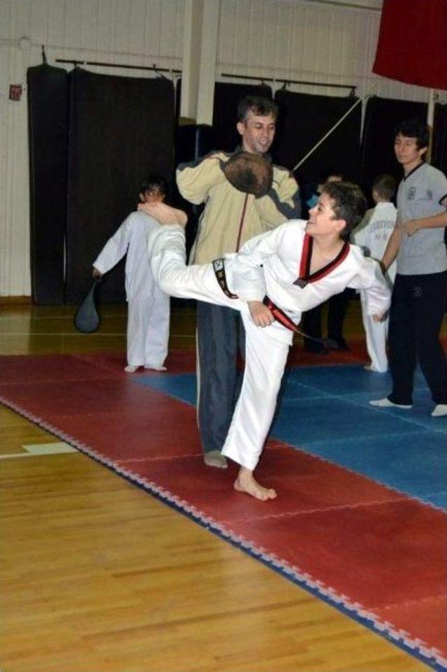 Aile Boyu Taekwondo &Ouml;ğreniyorlar 1