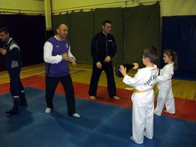 Aile Boyu Taekwondo &Ouml;ğreniyorlar 2
