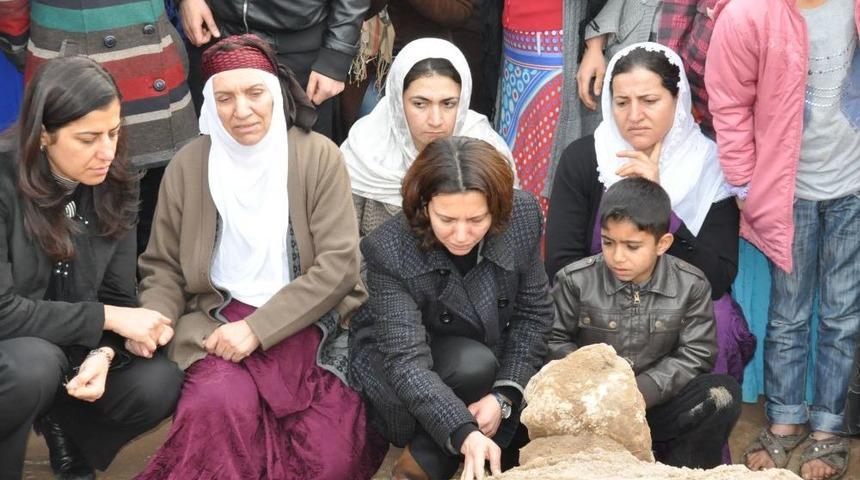 Tutuklu Milletvekili Irmak, Babasının Mezarını Ziyaret Etti