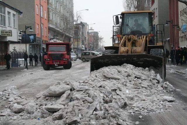 Kars Belediyesi Caddelerin Kar Ve Buzunu Temizliyor 1