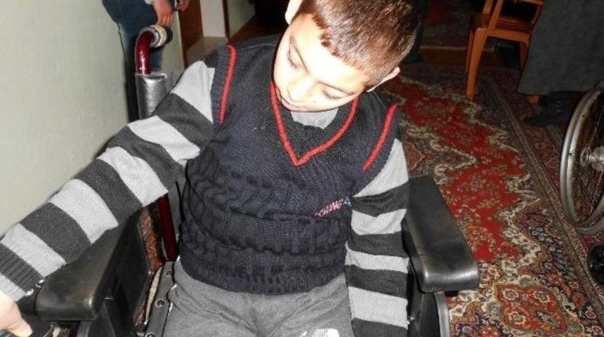 Engelli &Ccedil;ocuğa Ak&uuml;ll&uuml; Sandalye Hediye Edildi