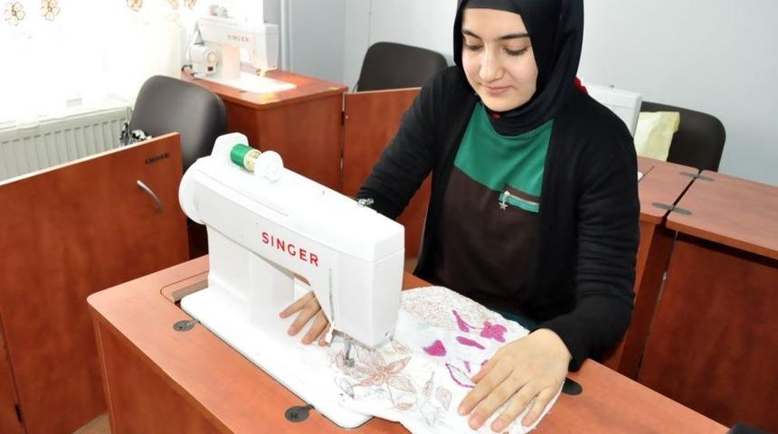 Kadınlar Hem Meslek &Ouml;ğreniyor Hem Aile B&uuml;t&ccedil;esine Katkı Sağlıyor